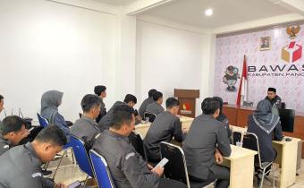 Badan Pengawas Pemilihan Umum (Bawaslu) Kabupaten Pangandaran kembali menggelar agenda briefing rutin pada Senin (22/6/2026)