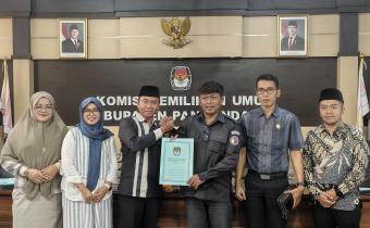 Penyerahan Berita Acara Pleno Pemutakhiran Daftar Pemilih (PDPB) Triwulan II Tahun 2026 Tingkat KPU Kabupaten Pangandaran kepada Bawaslu Kabupaten Pangandaran di Aula Kantor KPU Kabupaten Pangandaran, pada Rabu (1/7/2026).