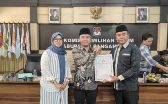 Badan Pengawas Pemilihan Umum (Bawaslu) Kabupaten Pangandaran, Anggota bawaslu Kabupaten Pangandaran, Ade Ajat Sudrajat (samping kiri) berikan saran perbaikan pada Rapat Pleno Pemutakhiran Daftar Pemilih Berkelanjutan (PDPB) Triwulan II Tahun 2026 kepada KPU Kabupaten Pangandaran di Aula KPU Kabupaten Pangandaran, pada Rabu (1/7/2026)
