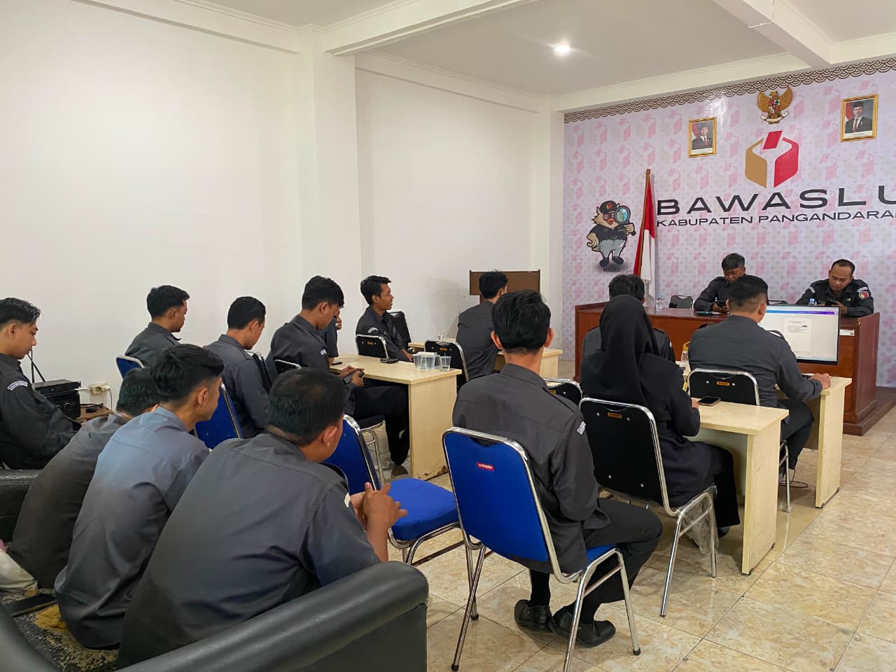 Badan Pengawas Pemilihan Umum (Bawaslu) Kabupaten Pangandaran menggelar rapat koordinasi terbatas (briefing) internal di Ruang Rapat Kantor Bawaslu Kabupaten Pangandaran pada Senin (8/6/2026).