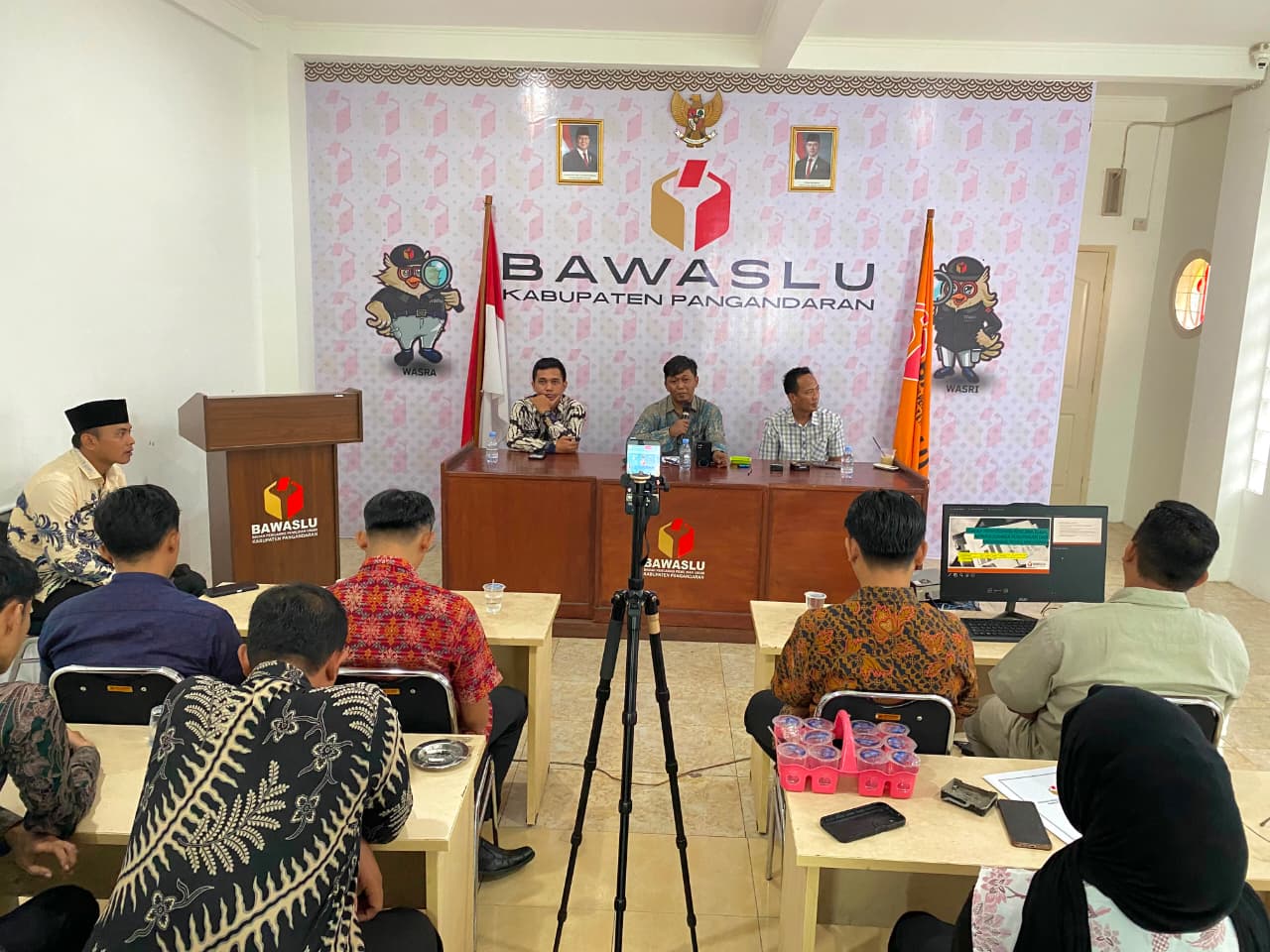Suasana Kegiatan Pojok Kajian Demokrasi (Pokasi) dengan tema “Penyusunan Rencana Kerja dan Anggaran Bawaslu Kabupaten Pangandaran” yang dilaksanakan di Kantor Sekretariat Bawaslu Kabupaten Pangandaran, Kamis (18/6/2026).