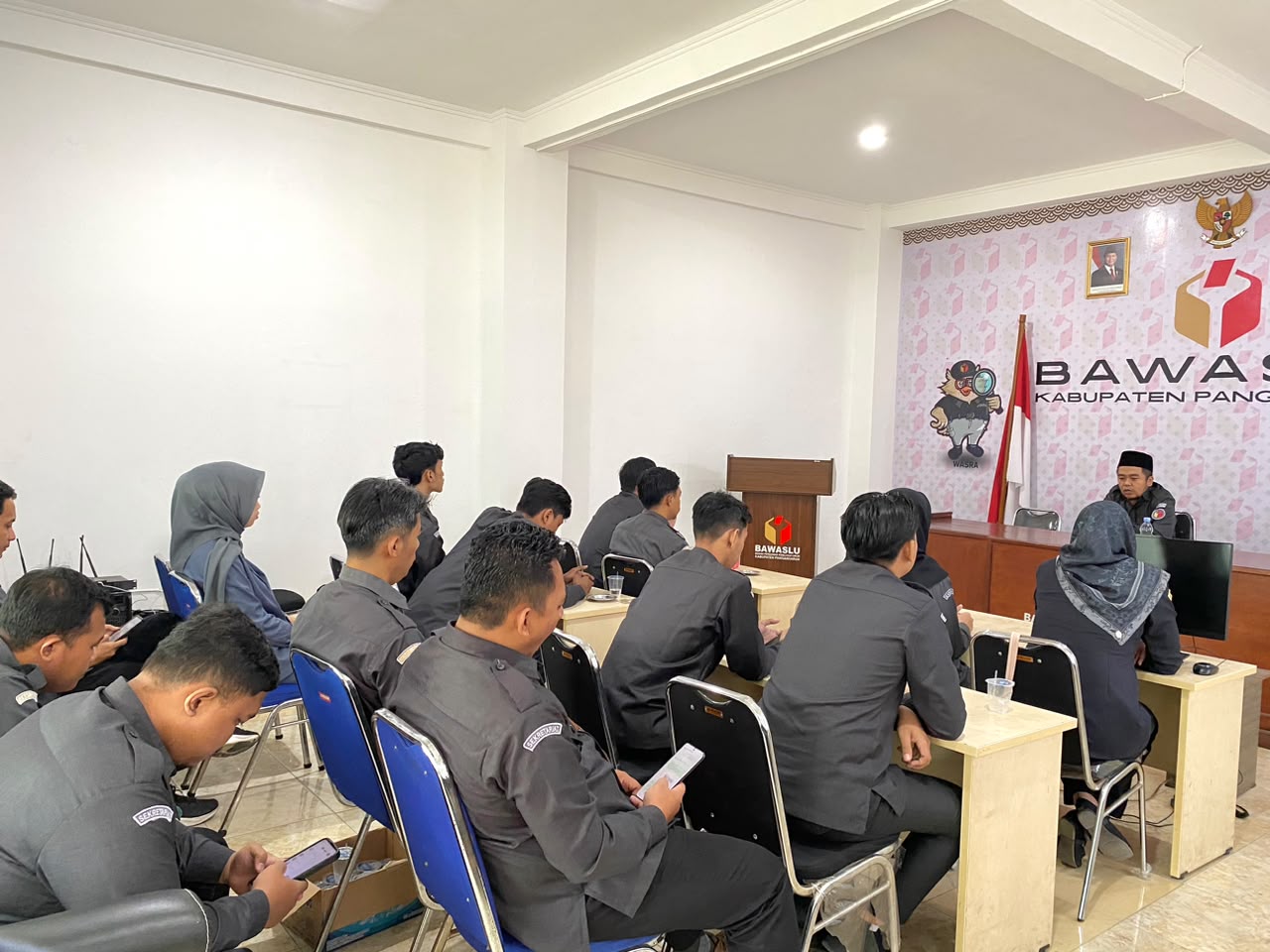 Badan Pengawas Pemilihan Umum (Bawaslu) Kabupaten Pangandaran kembali menggelar agenda briefing rutin pada Senin (22/6/2026)