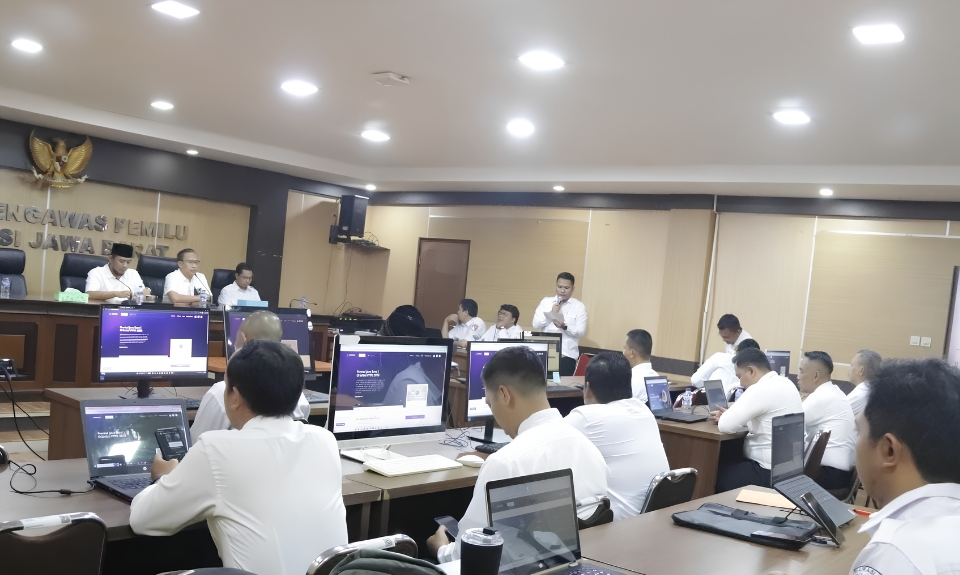 Peserta Orientasi Pegawai Pemerintah dengan Perjanjian Kerja (PPPK) Bawaslu se-Jawa Barat mengikuti sesi pembukaan orientasi di Kantor Bawaslu Provinsi Jawa Barat, Bandung, Selasa (8/7/2026). 