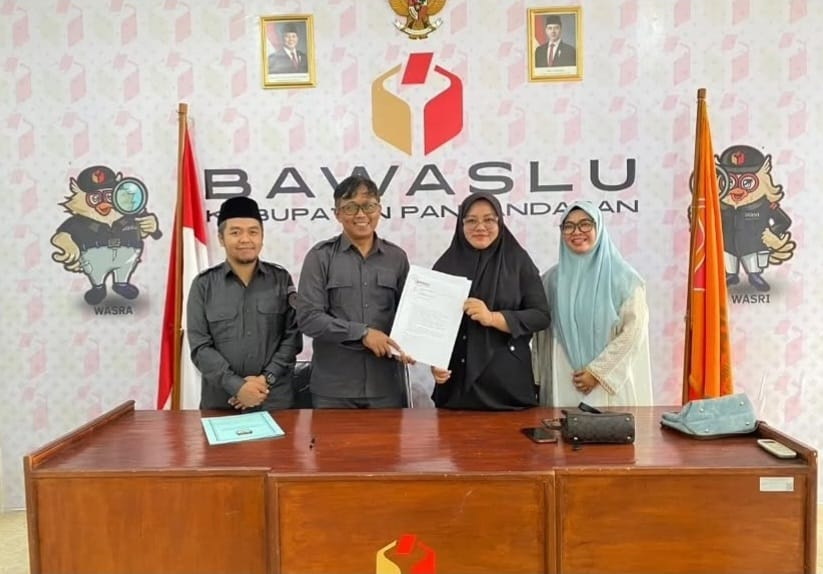Bawaslu Kabupaten Pangandaran Berikan Surat Imbauan kepada KPU Kabupaten Pangandaran pada saat kegiatan koordinasi antarlembaga yang berlangsung di Kantor Bawaslu Kabupaten Pangandaran pada Senin (22/6/2026).