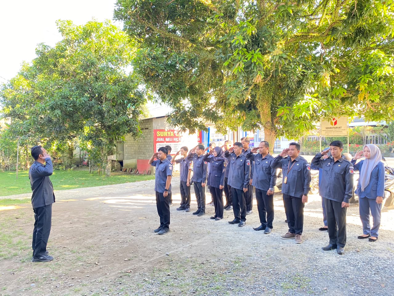 Anggota Bawaslu Kabupaten Pangandaran pimpin apel pagi di Halaman Kantor Bawaslu Kabupaten Pangandaran,pada Senin(29/6/2026).
