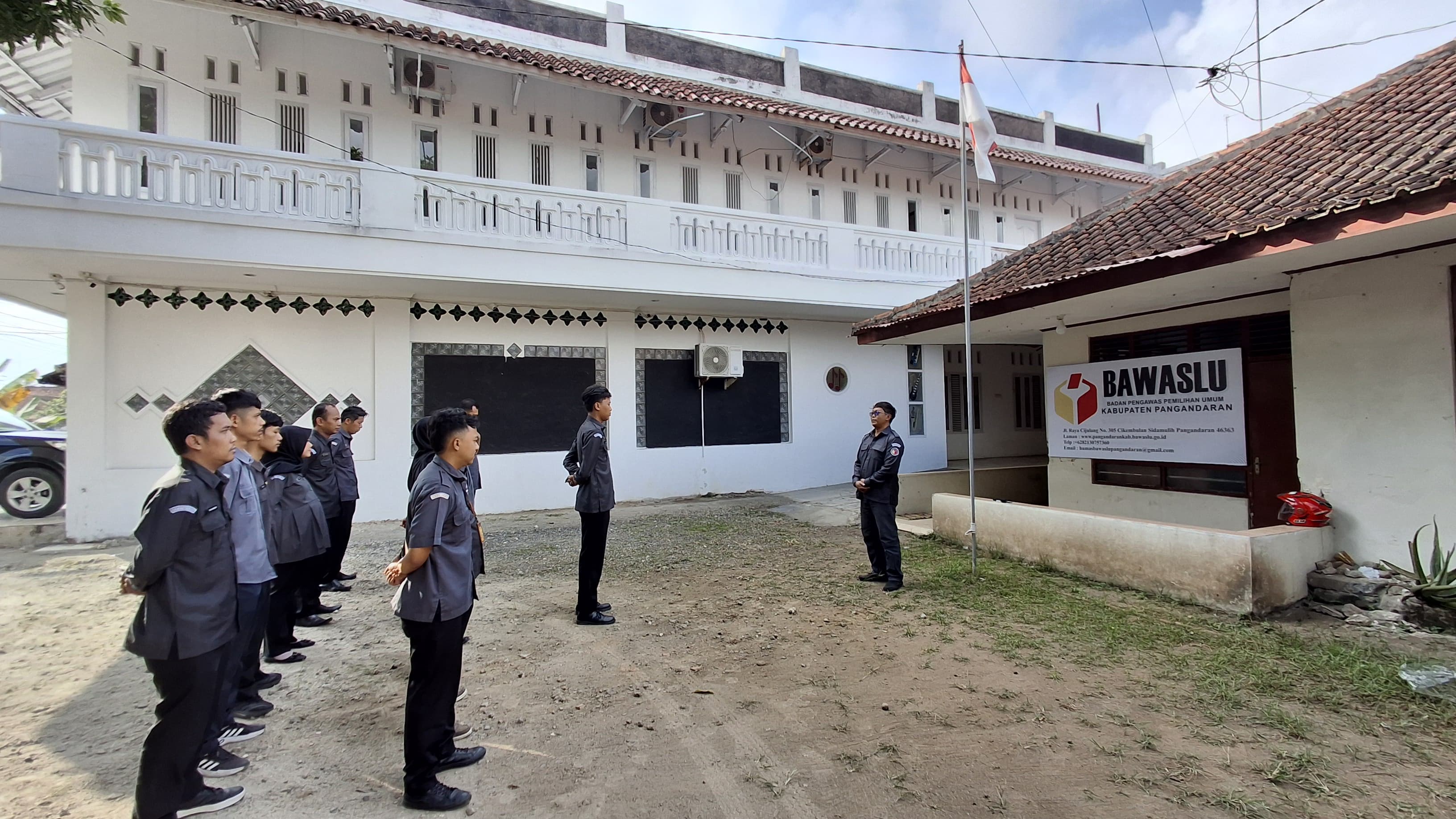 Ketua Bawaslu Kabupaten Pangandaran, Iwan Yudiawan pimpin kegiatan apel pagi di halaman Kantor Bawaslu Kabupaten Pangandaran, pada Senin (6/7/2026).