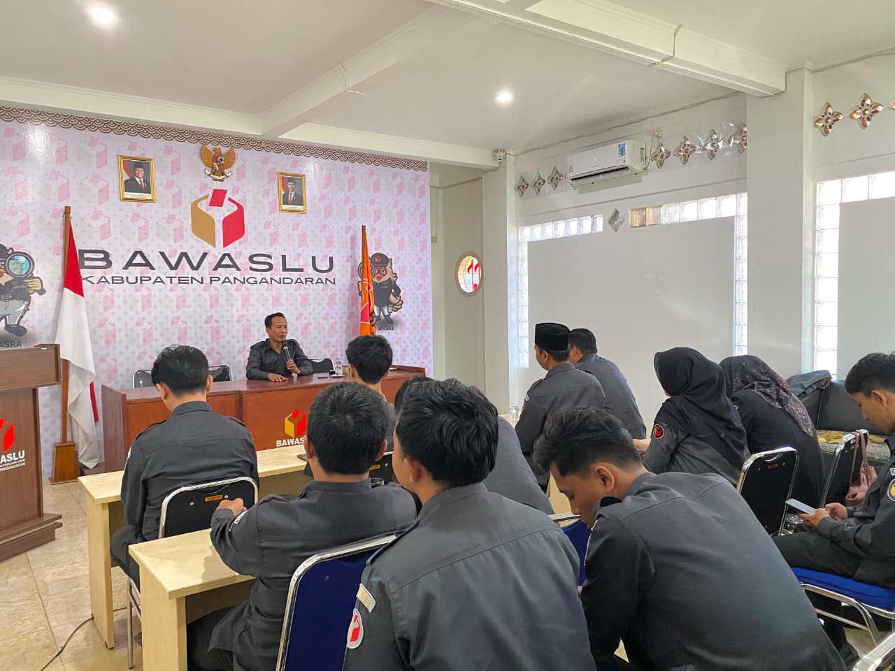 Anggota Bawaslu Kabupaten Pangandaran, Gaga Abdillah Sihab, S.HI., M.Pd pimpin agenda rutin kegiatan brifing di Kantor Bawaslu Kabupaten Pangandaran, Senin (29/6/2026).