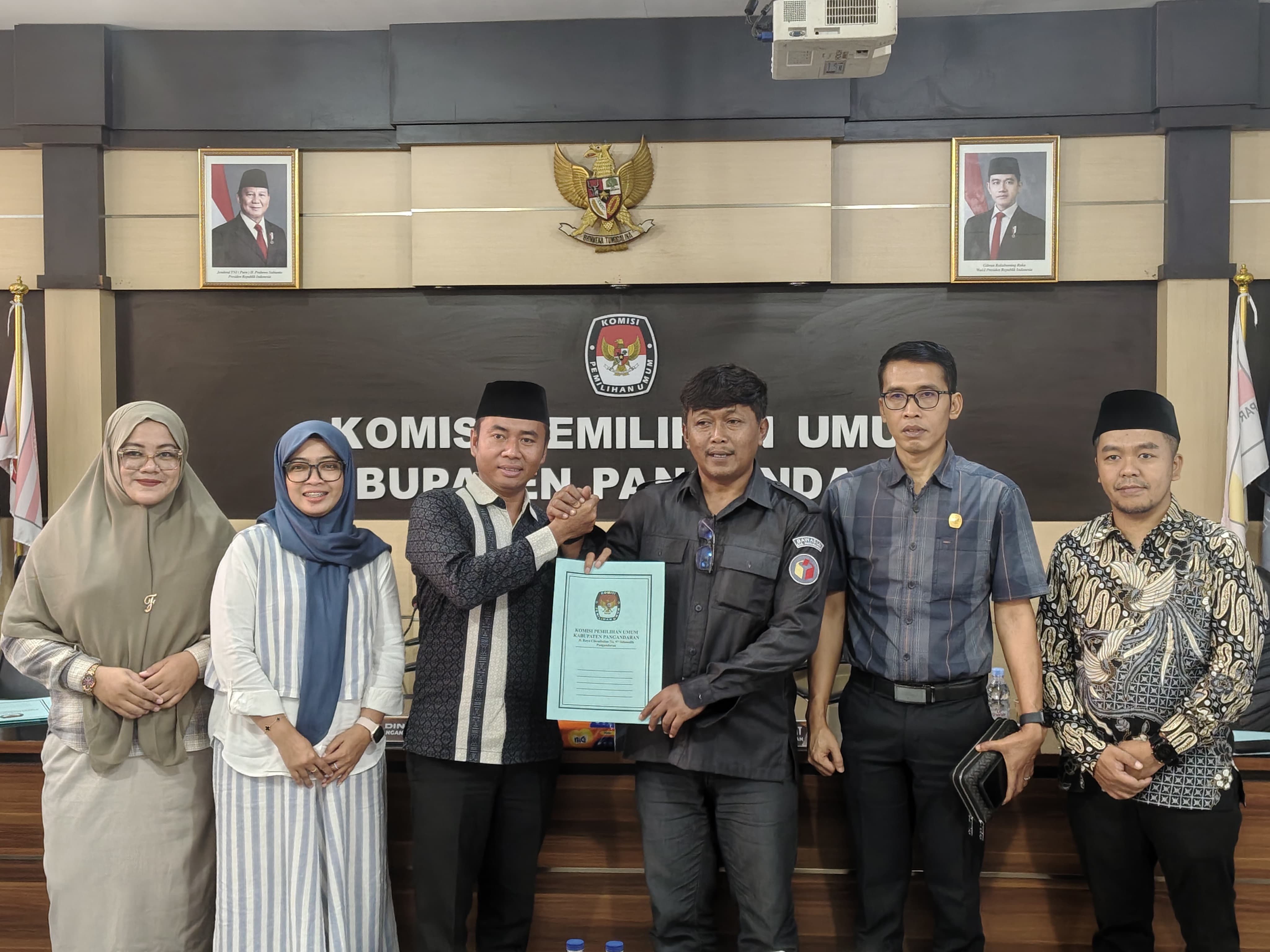 Penyerahan Berita Acara Pleno Pemutakhiran Daftar Pemilih (PDPB) Triwulan II Tahun 2026 Tingkat KPU Kabupaten Pangandaran kepada Bawaslu Kabupaten Pangandaran di Aula Kantor KPU Kabupaten Pangandaran, pada Rabu (1/7/2026).