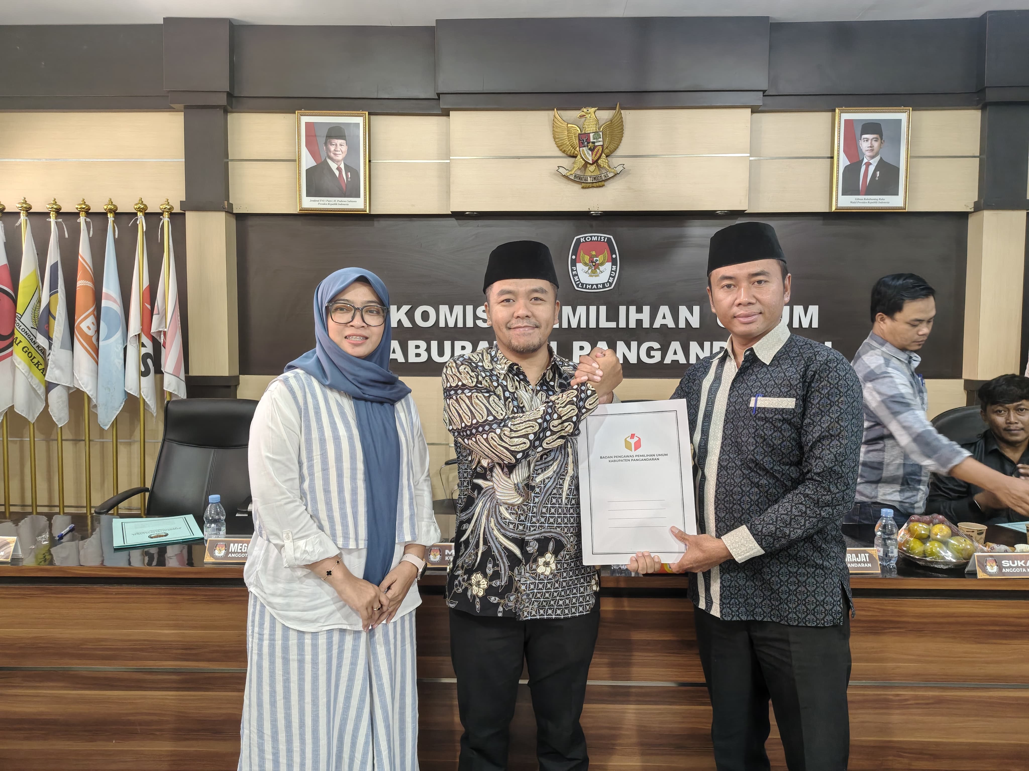 Badan Pengawas Pemilihan Umum (Bawaslu) Kabupaten Pangandaran, Anggota bawaslu Kabupaten Pangandaran, Ade Ajat Sudrajat (samping kiri) berikan saran perbaikan pada Rapat Pleno Pemutakhiran Daftar Pemilih Berkelanjutan (PDPB) Triwulan II Tahun 2026 kepada KPU Kabupaten Pangandaran di Aula KPU Kabupaten Pangandaran, pada Rabu (1/7/2026)