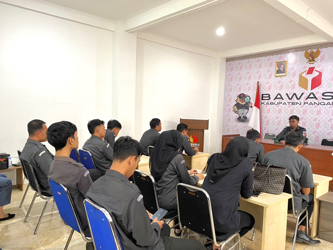 Ketua Bawaslu Kabupaten Pangandaran, Iwan Yudiawan, S.Ag pimpin brifing yang di gelar di Aula Kantor Bawaslu Pangandaran, Senin (6/7/2026). 