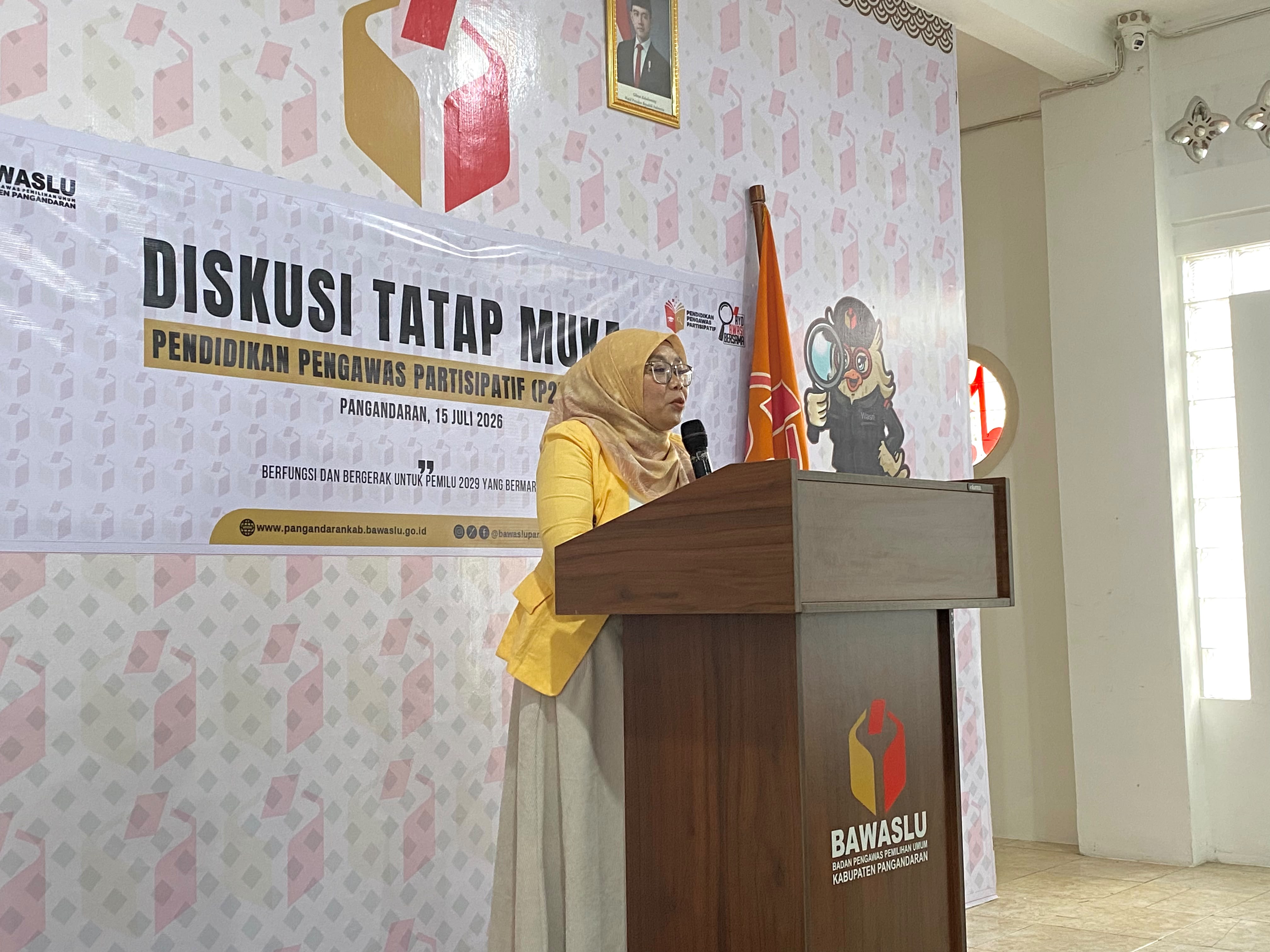 Anggota Bawaslu Provinsi Jawa Barat, Nuryamah, S.EI., M.H. berikan sambutan dan arahan sekaligus membuka acara secara resmi Diskusi Tatap Muka Kegiatan Pendidikan Pengawasan Partisipatif (P2P) Tahun 2026 di Aula Kantor Bawaslu Kabupaten Pangandaran, Rabu (15/7/2026).