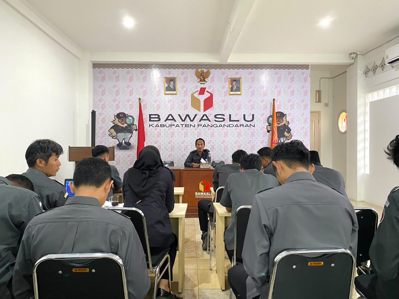 Bawaslu Kabupaten Pangandaran melaksanakan rapat rutin mingguan yang diikuti oleh pimpinan, sekretariat, serta seluruh jajaran staf yang di gelar di Kantor Sekretariat Bawaslu Kabupaten Pangandaran, pada Senin (21/7/2026).