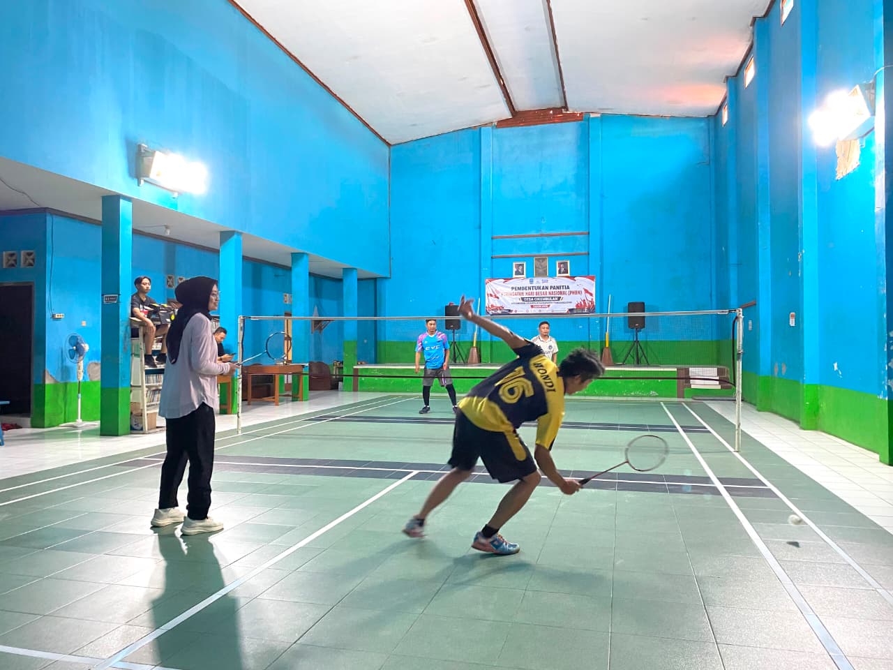 Jajaran Sekretariat Bawaslu Kabupaten Pangandaran melaksanakan olah raga Bulu Tangkis dalam rangka Gerakan "Jumat Sehati" pada Jumat pagi (24/7/2026) di GOR Bulu Tangkis Desa Cikembulan.
