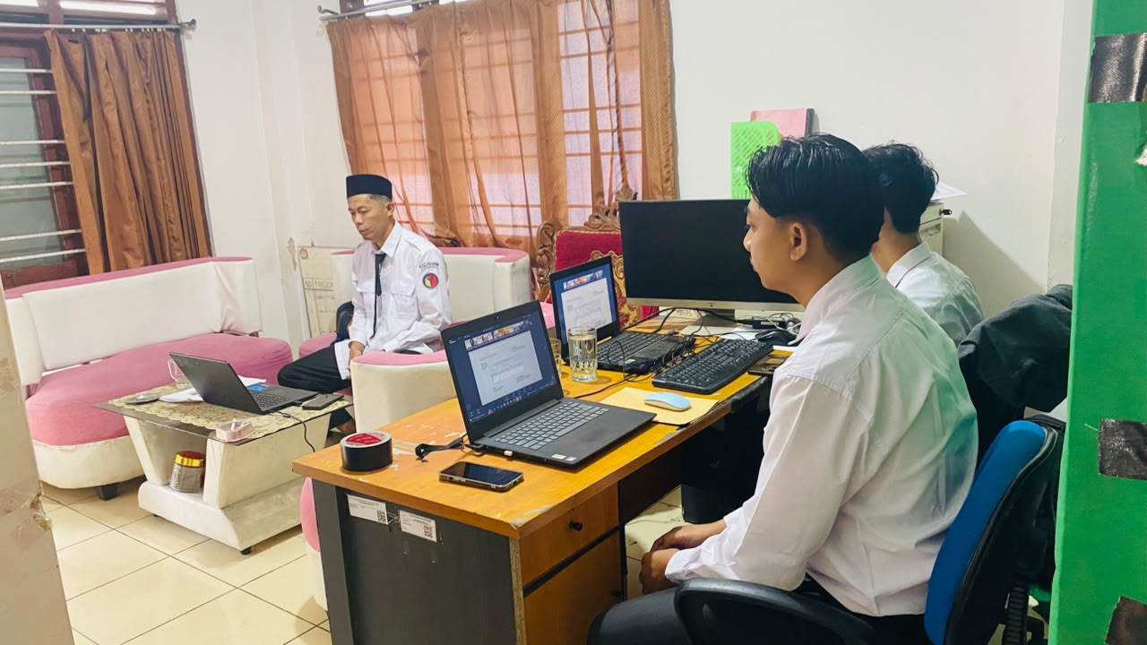 3 dari 7 pegawai Pemerintah dengan Perjanjian Kerja (PPPK) Angkatan III di lingkungan Bawaslu Kabupaten Pangandaran sedang mengikuti Orientasi PPPK Gelombang II secara daring di Kantor Bawaslu Kabupaten Pangandaran, pada Rabu (23/7/2026).