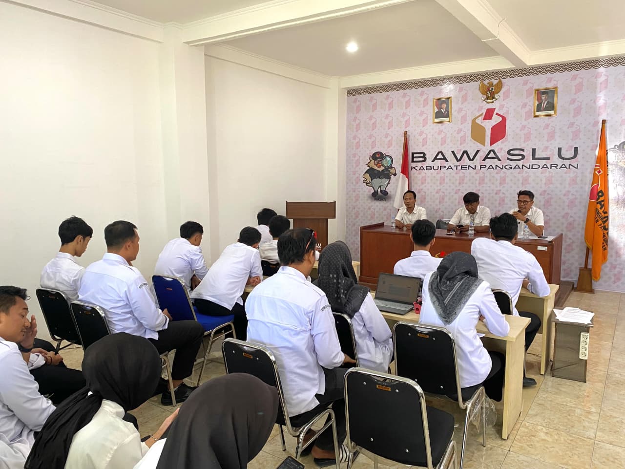 Badan Pengawas Pemilihan Umum (Bawaslu) Kabupaten Pangandaran menggelar Rapat Internal di Aula Kantor Bawaslu Kabupaten Pangandaran, pada Rabu (8/7/2026).