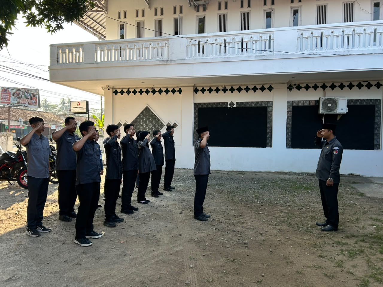 Jajaran Sekretariat Bawaslu Kabupaten Pangandaran melaksanakan Apel Pagi, pada Senin (13/7/2026) di halaman Kantor Bawaslu Kabupaten Pangandaran.