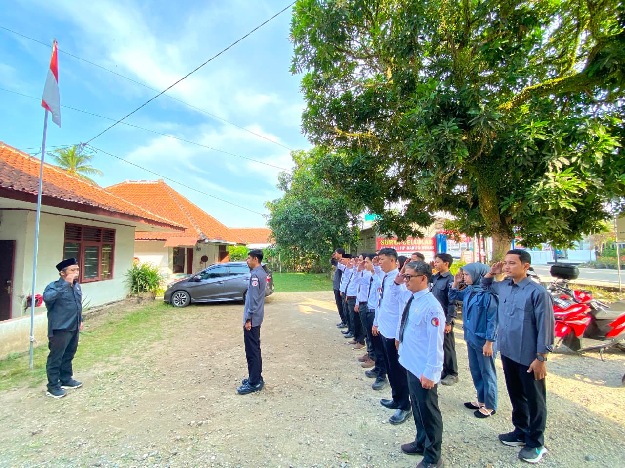 Badan Pengawas Pemilihan Umum (Bawaslu) Kabupaten Pangandaran kembali menggelar kegiatan Apel Pagi rutin di halaman Kantor Bawaslu Kabupaten Pangandaran, Senin (27/7/2026).
