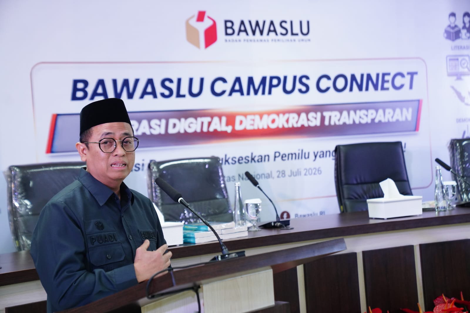 Anggota Bawaslu, Puadi, saat membuka kegiatan Bawaslu Campus Connect dengan tema "Generasi Digital, Demokrasi Transparan" di Universitas Nasional (Unas), Jakarta, Selasa (28/7/2026).