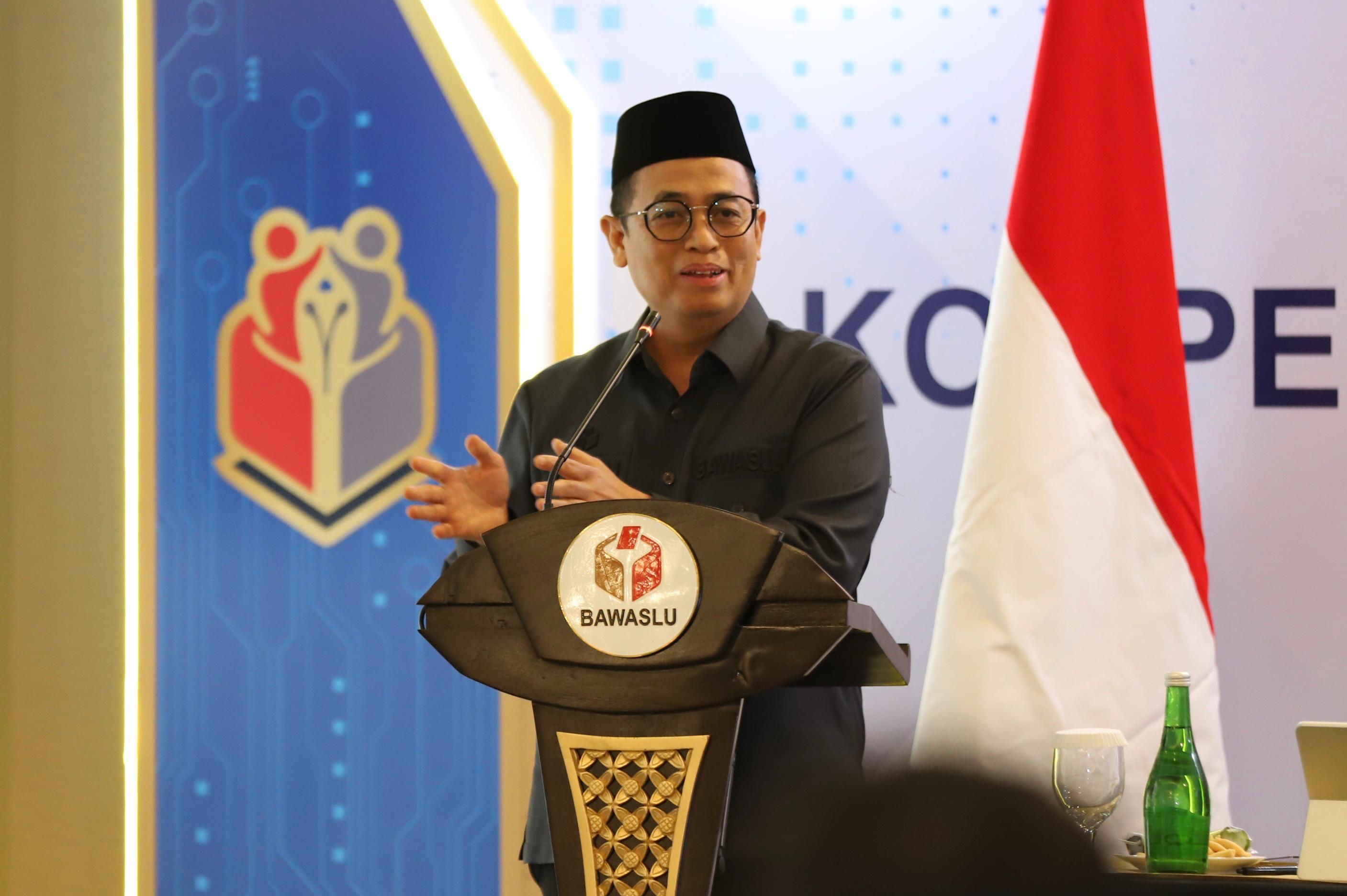 Anggota Bawaslu, Puadi, saat membuka Tahapan Eliminasi Kompetisi Debat Penegakan Hukum Pemilu VI Antarperguruan Tinggi se-Indonesia Tahun 2026 di Jakarta, Selasa (28/7/2026).