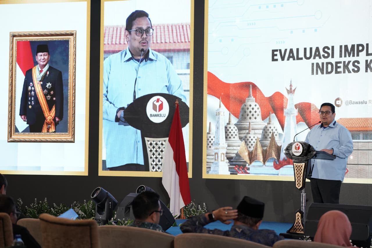 Ketua Bawaslu Rahmat Bagja saat membuka Evaluasi Implementasi dan Kualitas Data Indeks Kerawanan Pemilu (IKP) 2024 di Jakarta, Selasa malam, (28/7/2026).