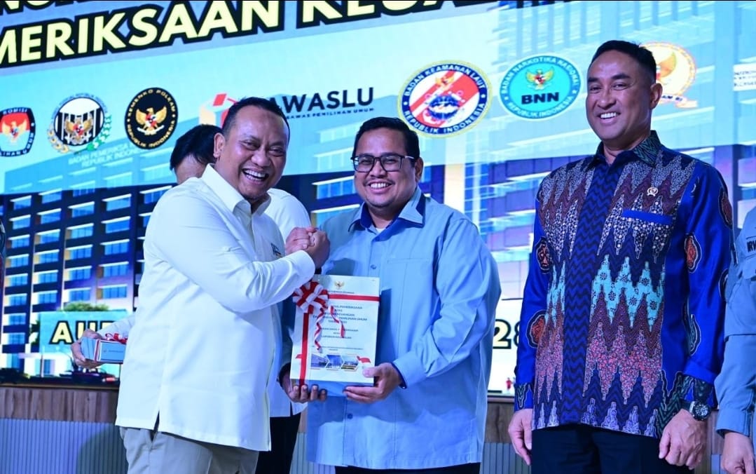 Anggota I BPK Nyoman Adhi Suryadnyana (kiri) bersama Ketua Bawaslu Rahmat Bagja dalam agenda Penyerahan Laporan Hasil Pemeriksaan (LHP) atas Laporan Keuangan Kementerian/Lembaga Tahun 2025 di Auditorium BPK, Selasa (28/7/2026).