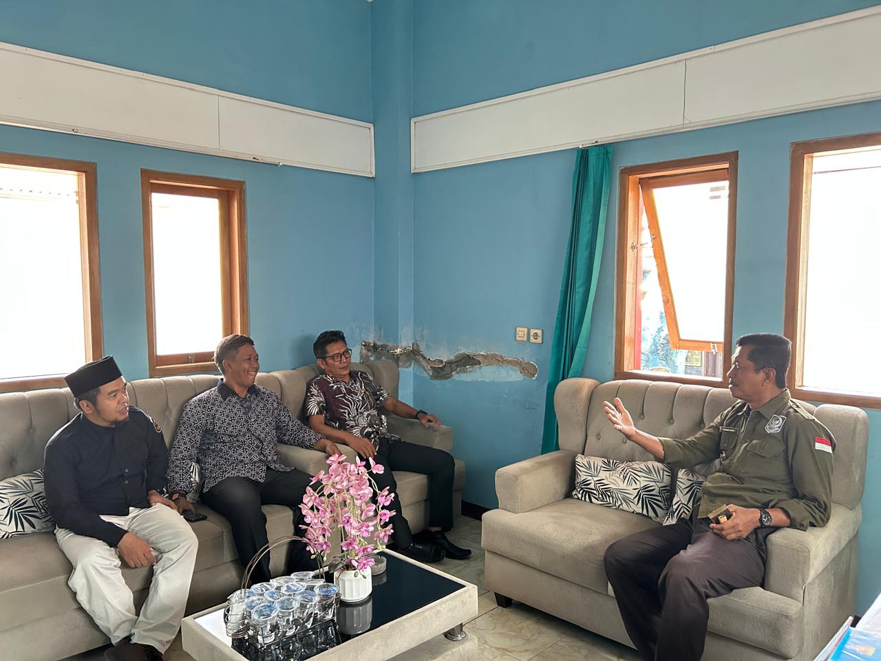 Pimpinan beserta jajaran lakukan koordinasi dengan pemerintah desa dalam rangka sampliing uji petik  pengawasan Pemutakhiran Data Pemilih Berkelanjutan (PDPB) Tahun 2026, pada Kamis (30/7/2026).