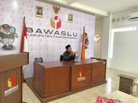 Badan Pengawas Pemilihan Umum (Bawaslu) Kabupaten Pangandaran kembali menggelar agenda briefing rutin pada Senin (22/6/2026)