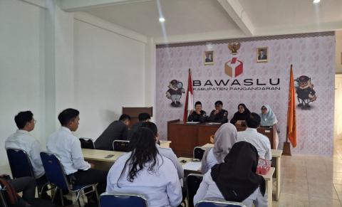 Bawaslu Kabupaten Pangandaran Berikan Surat Imbauan kepada KPU Kabupaten Pangandaran pada saat kegiatan koordinasi antarlembaga yang berlangsung di Kantor Bawaslu Kabupaten Pangandaran pada Senin (22/6/2026).