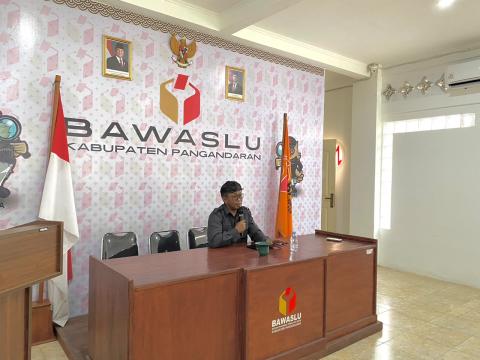 Ketua Bawaslu Kabupaten Pangandaran, Iwan Yudiawan, S.Ag pimpin brifing yang di gelar di Aula Kantor Bawaslu Pangandaran, Senin (6/7/2026). 