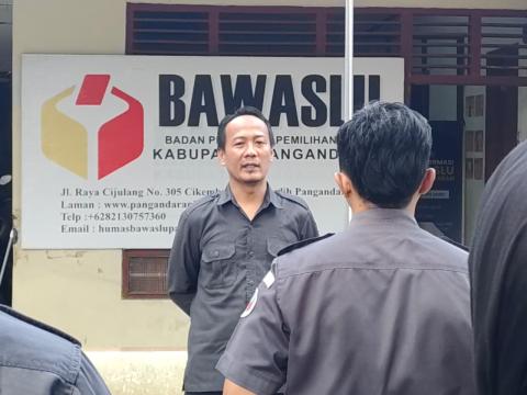 Badan Pengawas Pemilihan Umum (Bawaslu) Kabupaten Pangandaran menggelar apel pagi bersama di Halaman Kantor Bawaslu Pangandaran, pada Senin (20/7/2026). 