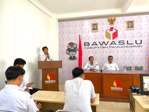 Pangandaran - Badan Pengawas Pemilihan Umum (Bawaslu) Kabupaten Pangandaran menggelar kegiatan Pojok Kajian Demokrasi (Pokasi) Volume III pada Rabu (22/7/2026). Mengangkat tema “Implementasi Reformasi Birokrasi Bawaslu Kabupaten Pangandaran”, kegiatan ini berlangsung di Aula Kantor Sekretariat Bawaslu Kabupaten Pangandaran. Agenda tersebut dihadiri oleh jajaran pimpinan serta staf Sekretariat Bawaslu Kabupaten Pangandaran, dan dibuka secara resmi oleh Ketua Bawaslu Kabupaten Pangandaran, Iwan Yudiawan, S.Ag