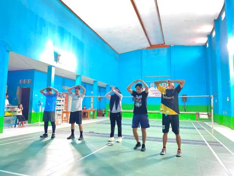Jajaran Sekretariat Bawaslu Kabupaten Pangandaran melaksanakan olah raga Bulu Tangkis dalam rangka Gerakan "Jumat Sehati" pada Jumat pagi (24/7/2026) di GOR Bulu Tangkis Desa Cikembulan.