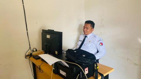 Salah satu orang staff PPPK, Ihsan Ali, Peserta Orientasi Pegawai Pemerintah dengan Perjanjian Kerja (PPPK) di Lingkungan Bawaslu Kabupaten Pagandaran mengikuti sesi pembukaan orientasi di Kantor Bawaslu Kabupaten pangandaran secara daring, pada Selasa (8/7/2026).