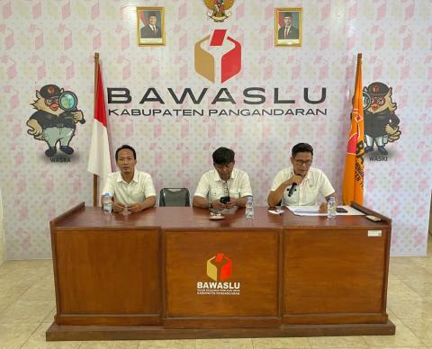 Rapat internal ini di pimpin langsung oleh Koordinator Sekretaroat bawaslu Kabupaten Pangandaran, Karsim, S.AP. 