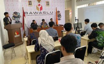 Suasana Kegiatan Pojok Kajian Demokrasi (Pokasi) dengan tema “Penegakan Keadilan Pemilu: Hukum Acara dan Mekanisme Penanganan Pelanggaran” yang dilaksanakan di Kantor Sekretariat Bawaslu Kabupaten Pangandaran, Kamis (4/6/2026).