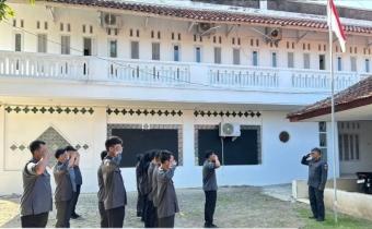 Ketua Bawaslu Kabupaten Pangandaran bertindak sebagai pembina pada apel pagi di Halaman Kantor Bawaslu Kabupaten Pangandaran, pada Senin (8/6/2026). 