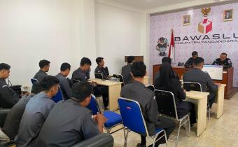 Badan Pengawas Pemilihan Umum (Bawaslu) Kabupaten Pangandaran menggelar rapat koordinasi terbatas (briefing) internal di Ruang Rapat Kantor Bawaslu Kabupaten Pangandaran pada Senin (8/6/2026).