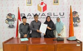 Bawaslu Kabupaten Pangandaran Berikan Surat Imbauan kepada KPU Kabupaten Pangandaran pada saat kegiatan koordinasi antarlembaga yang berlangsung di Kantor Bawaslu Kabupaten Pangandaran pada Senin (22/6/2026).