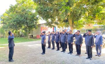Anggota Bawaslu Kabupaten Pangandaran pimpin apel pagi di Halaman Kantor Bawaslu Kabupaten Pangandaran,pada Senin(29/6/2026).