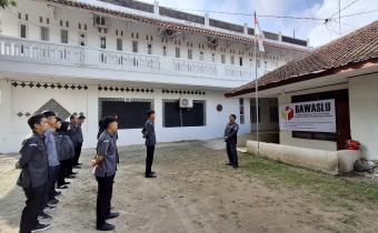 Ketua Bawaslu Kabupaten Pangandaran, Iwan Yudiawan pimpin kegiatan apel pagi di halaman Kantor Bawaslu Kabupaten Pangandaran, pada Senin (6/7/2026).