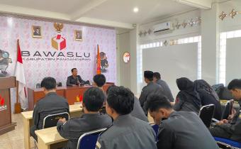 Anggota Bawaslu Kabupaten Pangandaran, Gaga Abdillah Sihab, S.HI., M.Pd pimpin agenda rutin kegiatan brifing di Kantor Bawaslu Kabupaten Pangandaran, Senin (29/6/2026).