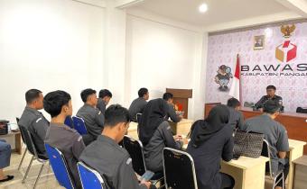 Ketua Bawaslu Kabupaten Pangandaran, Iwan Yudiawan, S.Ag pimpin brifing yang di gelar di Aula Kantor Bawaslu Pangandaran, Senin (6/7/2026). 