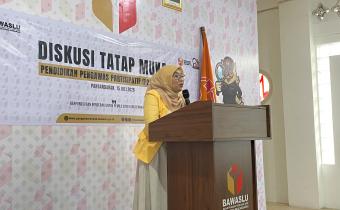 Anggota Bawaslu Provinsi Jawa Barat, Nuryamah, S.EI., M.H. berikan sambutan dan arahan sekaligus membuka acara secara resmi Diskusi Tatap Muka Kegiatan Pendidikan Pengawasan Partisipatif (P2P) Tahun 2026 di Aula Kantor Bawaslu Kabupaten Pangandaran, Rabu (15/7/2026).