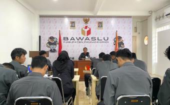Bawaslu Kabupaten Pangandaran melaksanakan rapat rutin mingguan yang diikuti oleh pimpinan, sekretariat, serta seluruh jajaran staf yang di gelar di Kantor Sekretariat Bawaslu Kabupaten Pangandaran, pada Senin (21/7/2026).