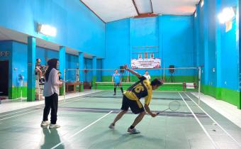 Jajaran Sekretariat Bawaslu Kabupaten Pangandaran melaksanakan olah raga Bulu Tangkis dalam rangka Gerakan "Jumat Sehati" pada Jumat pagi (24/7/2026) di GOR Bulu Tangkis Desa Cikembulan.