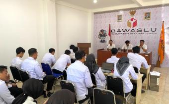 Badan Pengawas Pemilihan Umum (Bawaslu) Kabupaten Pangandaran menggelar Rapat Internal di Aula Kantor Bawaslu Kabupaten Pangandaran, pada Rabu (8/7/2026).