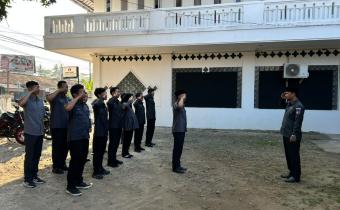 Jajaran Sekretariat Bawaslu Kabupaten Pangandaran melaksanakan Apel Pagi, pada Senin (13/7/2026) di halaman Kantor Bawaslu Kabupaten Pangandaran.