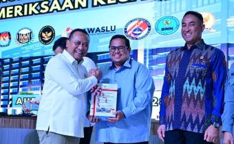 Anggota I BPK Nyoman Adhi Suryadnyana (kiri) bersama Ketua Bawaslu Rahmat Bagja dalam agenda Penyerahan Laporan Hasil Pemeriksaan (LHP) atas Laporan Keuangan Kementerian/Lembaga Tahun 2025 di Auditorium BPK, Selasa (28/7/2026).